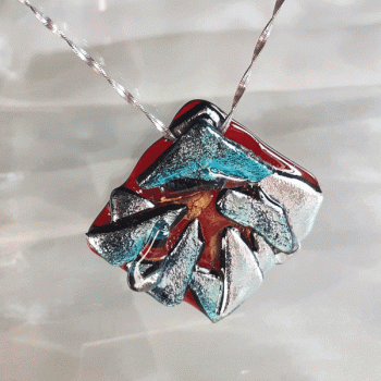 un gioiello in vetro di Murano quadrato appeso a una catena in argento