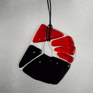 Immagine di pendente in vetro di Murano rosso e nero