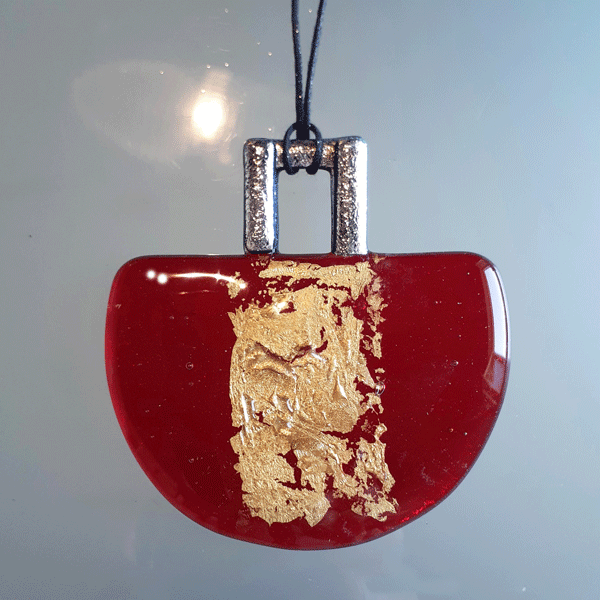 Gioiello in vetro di Murano Rosso Rubino, con inserto in foglia d'oro Forma semicircolare con aggancio