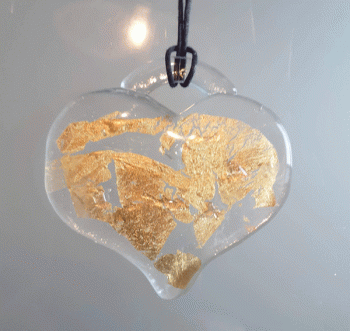 Pendente a forma di cuore trasparente e oro
