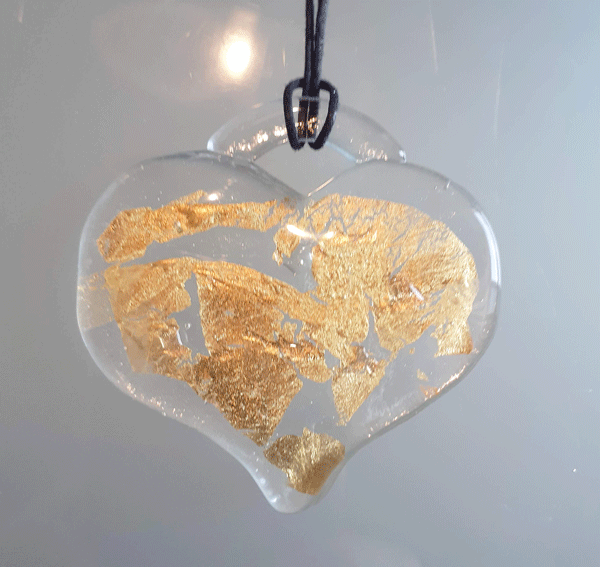 Pendente a forma di cuore trasparente e oro